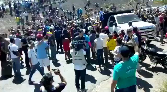 #BREAKING: This is the border point between #Venezuela and #Brazil, better known as Las Banderas. Brazilians and Venezuelans do what is necessary to help entry of Humanitarian Aid into #Venezuela's territory.
#23feb
