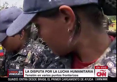 12:58 pm. Funcionarias de la PNB lloran en piquete en el Puente Tienditas, mientras voluntarios les hablan para convencerlas de que se apeguen a la Constitución. #23Feb