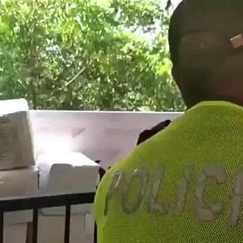 La ayuda humanitaria que intentaron destruir los criminales del régimen de Maduro está ingresando a Venezuela a través de una cadena humanitaria voluntarios y funcionarios de la Policía de Colombia pasan la ayuda de mano en mano. #AyudaHumanitaria