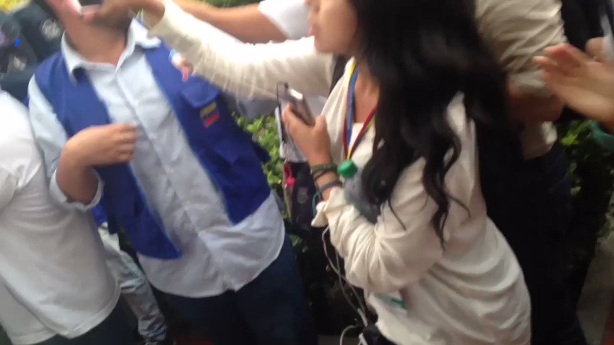 Vean el momento en que 3 GNB femeninas más cruzan a Colombia. Vía @GabyGabyGG