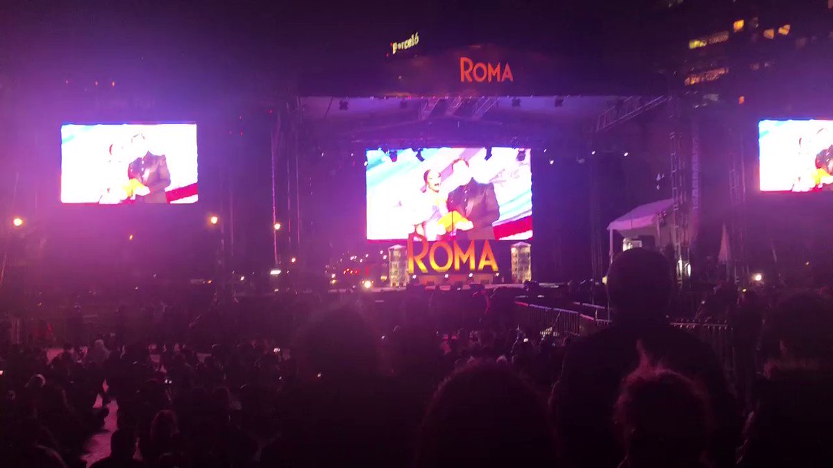 Así se vive desde la Ciudad de México la victoria de #ROMA a mejor película extranjera. El segundo #Oscar de la noche. Toda la info de la gala👉🏽 http://cort.as/-F7Sw Desde el #RomaFest para @elpais_america