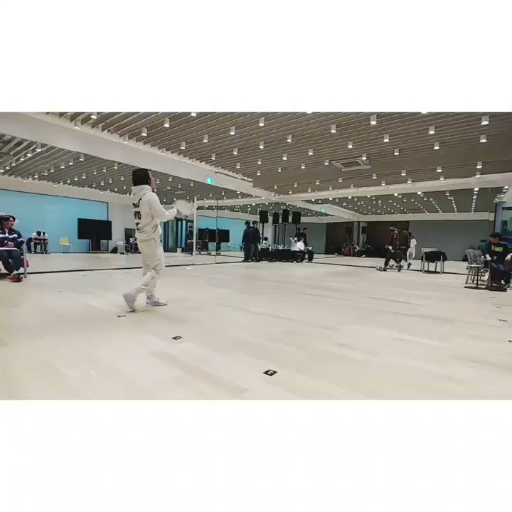 #20190224 #SS7S #연습실 #축구공_사건의_전말⚽️
동해는 이 상황이 너무 웃겨 뒤로 넘어가고, 공은 그렇게 한동안 끼어있다고 합니다ㅋㅋㅋㅋㅋㅋㅋ
#슈퍼주니어 #동해 #DONGHAE
#SUPERJUNIOR #SUPERSHOW7S #ComingSoon