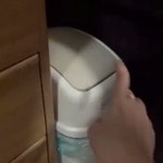 ゴミ箱をつついた結果？中から何か飛び出してきた!