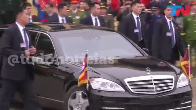 Llegando a Vietnam a la cumbre con Trump. Le digo al chófer: “Písale que no llegamos a la cena me gusta que los escoltas estiren un poco las piernas“.