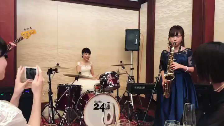 花嫁がウェディングドレスでドラムとかカッコよすぎる！！