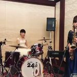 花嫁がウェディングドレスでドラムとかカッコよすぎる!