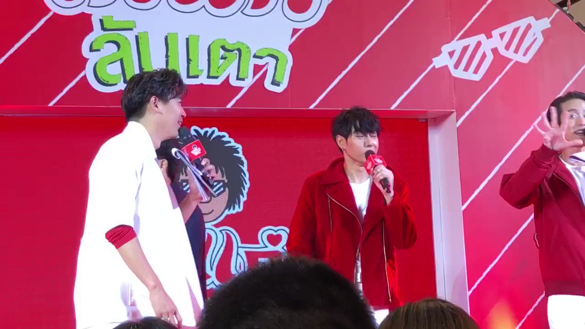 เป๊ก เราจะเหมือนผัวเมียละเหี่ยใจกันขึ้นทุกวันละนะเป๊กนะ ... วันก่อนเป๊กยังชมว่าเมียดียังงั้นเมียน่ารักยังงี้ ... พอมาวันนี้เป๊กกลับมาแซะเมียว่าเมียขี้บ่นงี้อ๋อออ
😂😂😂
#เป๊กผลิตโชค
#โก๋แก่ลันเตาxPeck
#KohkaeThailand
#KohFestival
#peckpalitchoke