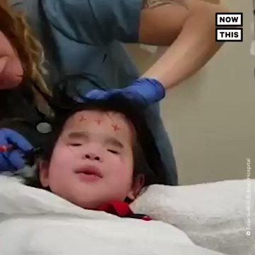 Her name is Evie Hurst. She has a condition called anophthalmia which caused her to be born without eyes. She is a beautiful Little girl who signs to calm her fears of the hospital.
Here is her singing scars to your beautiful. I really want Alessia Cara to see this.
RETWEET ❤️