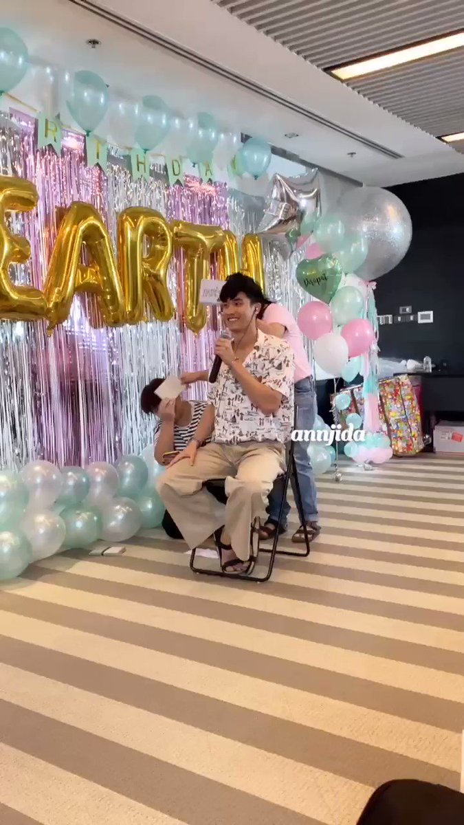 ฉันขำจนจะเจ็บคอ ขำจนจะบ้า
เตตะวัน ก็คือ เตตะวัน ที่น่ารักเสมอ 😂
@Tawan_V @Earth_Pirapat
#HBDTheEarth25th
#EarthPirapat #ชาวโลก
#Tawan_v #ชาวบ้าน #โพก้า
