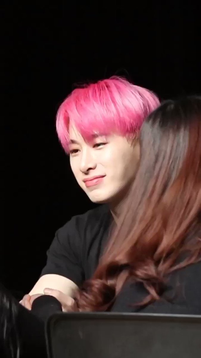 remember when a mbb was too shy to make eye contact and kept her head down the entire time she talked to him and wonho was like “how are you gonna leave w/o letting me look at you at least once 🥺”
#아이돌도_인간이다
#ChangeForWonho