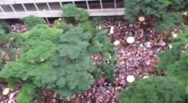 Die Karneval-Feiern in Brasilien mutieren gerade zu Grossprotesten gegen Präsident Bolsonaro. Hier: São Paulo. Die Parole: #EiBolsonaroVaiTomarNoCu (nett ausgedrückt: «Verp*** dich»)