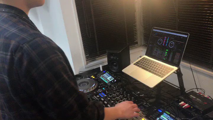 在学1年の生徒さんによる練習風景です!
3時間みっちりとDJ練習しています!
SPINSTAR DJ ACADEMYでは希望の時間に予約をしてレッスンが受講できます!
無料体験も随時受付中!
詳しくはwebにて→https://spinstar.wixsite.com/spinstar-dj-academy …
#DJスクール #DJ教室 #渋谷 #東京