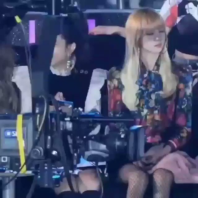 ชอบคลิปนี้มากเลยนะ แลดูเค้ารักกัน บางทีมันอาจไม่ใช่แต่การกระทำทุกอย่างมันใช่ ถามจริ๊ง กับโรเซ่เจนนี่ จีซูเคยทำแบบนี้ม้ะ ก็ไม่ เห็นหลายคลิปแล้วง้า น่าคิดม้ะ ใช่ม้ะ เออใช่555555555 #รักกันฉันดูออก😛 #LISOO 💜💛