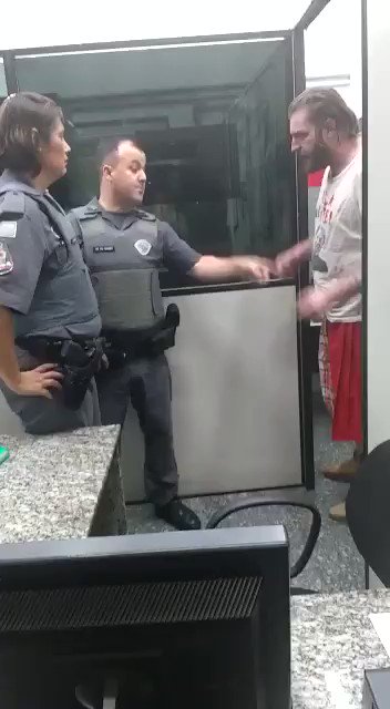 Presidente do diretório municipal do PT Atibaia, Giovani Doratioto, tem braço quebrado pela PM após ser agredido por bolsominions. Giovani estava c/ camiseta Lula livre! Até onde essa violência persistirá?! O gov de SP deve explicações e medidas duras de responsabilização https://t.co/sFHdrmpMMX