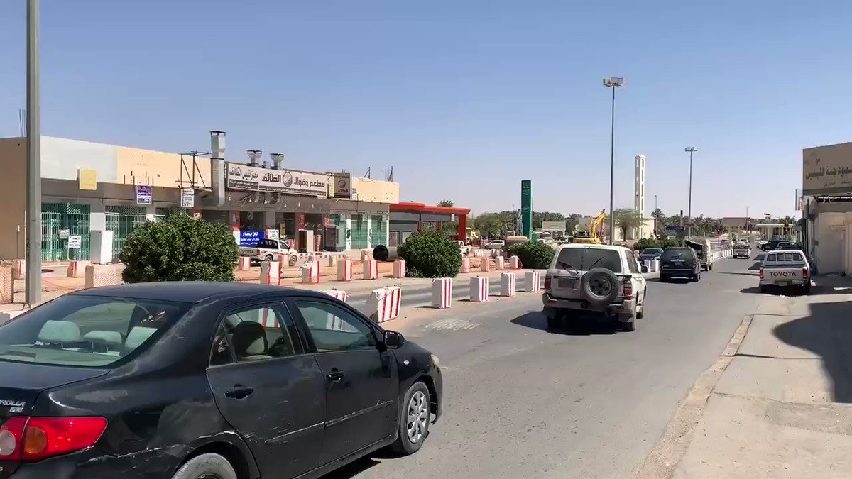 أبشركم تم وضع حاجز من الحواجز البلاستيكية ، على طريق الملك سعود ب #بريدة ، بعد أن زاد الهبوط في طبقة الأسفلت ، وأصبح في الأسفلت علامات واضحة تبين خطر الطريق على المركبات الصغيرة وكثرة إحتكاكها .