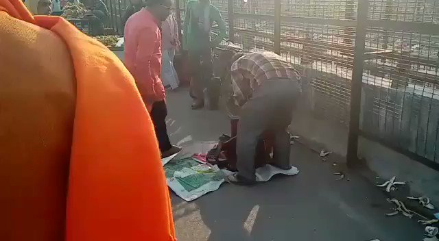 SHOCKING: Some goons in saffron kurtas throttle, assault a Kashmiri dry fruit seller in Lucknow. Passersby come to rescue of the Kashmiri. Case yet to be registered.
Hope @Uppolice @Igrangelucknow @lkopolice register an FIR and jab these goondas at the earliest.