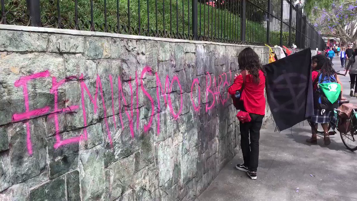 ¿Feminismo? ¡Esto es vandalismo! Es daño a la propiedad pública, es exigir “derechos” violando otros.
Este es tu FALSO feminismo...
#8M #DiaDeLaMujer
@muniguate @PNCdeGuatemala