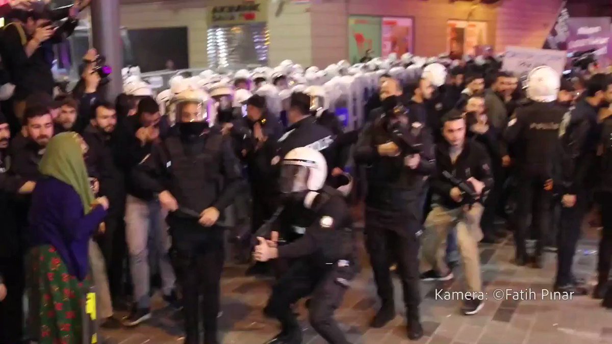 Istanbul: Erdogan lässt friedliche Frauendemo mit Gummigeschossen und Tränengas niederschlagen. #WomensDay