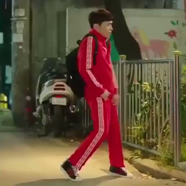 นี่คือคีย์ชายนี่ และใช่ค่ะ เขาเป็นเจ้าของเพลงที่เต้นอยู่