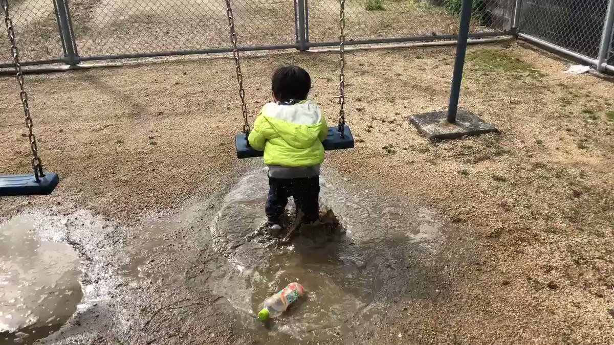 これは男の子の定番！？水たまりでフィーバーする現場wwそれを見て諦めた母...