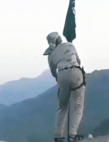 يجب عليه وعلى كل من يقلل من جهود أبطالنا فالحد الجنوبي ..( أن يكفرون عن خطيئتهم بالذهاب هناك لمدة أسبوع ) ..ليقدرو جهود الأبطال هناك ..
وأن يدركو أن من يحارب العدو على خط النار .. ليس كمن يعمل تحت المكيفات !!!
#غسان_بادكوك