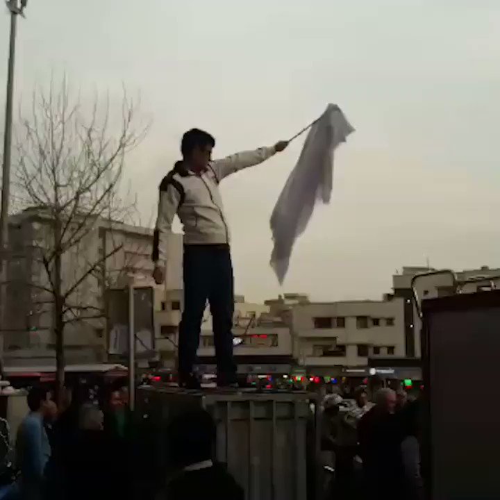 این مرد امروز با پرچم #دختران_خیابان_انقلاب رفت روی سکویی در خیابان انقلاب. فرستنده فیلم نوشته: مردم خیلی تلاش کردنداو را فراری دهند ولی کمی دورتر از سکو ماموران موفق شدند بازداشتش کنند. فقط لحظه آخر گفت اهل کرمانشاه است بقیه حرفهایش نامفهوم بود. کسی اطلاعات بیشتری دارد ؟