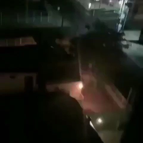 Vecinos de la avenida El Milagro, en Maracaibo, estado Zulia, grabaron el momento en el que el servicio eléctrico llegaba al sector y una explosión en los transformadores ocasionó que nuevamente se quedaran sin el mismo. Via: @elnacionalweb #11Mar