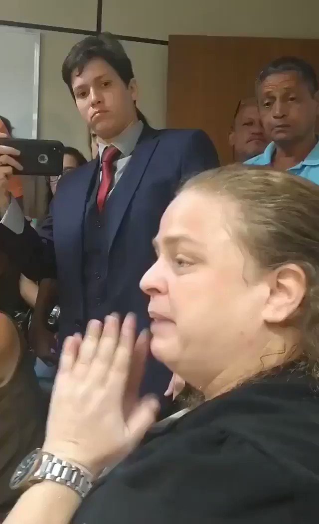 Além de doutrinar e assediar moralmente os alunos, o prof-militante envenena o ambiente escolar com o seu sectarismo e agressividade. Quantos professores já não passaram e ainda passam por esse tipo de situação?
Sigam o exemplo dessa professora: processem.
#EscolaSemPartidoJá