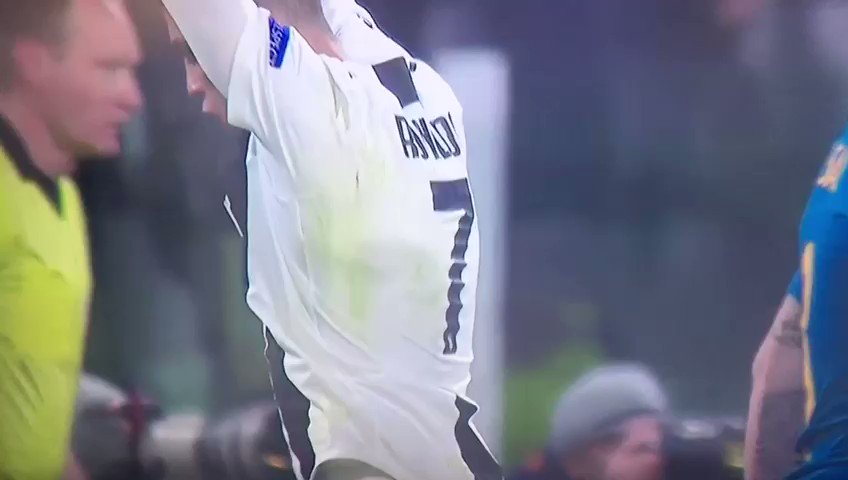 El feo gesto de @Cristiano a la afición del @Atleti tras eliminar al conjunto español