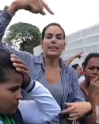 La animadora venezolana Marie Claire Harp, denunció que tuvo que salir del Hospital JM de Los Ríos para poder entregar donativos a personas que se encontraban dentro del recinto #13Mar