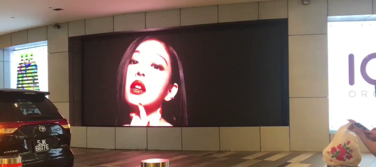 JENNIEEE omg so pretty 😭😭😍😍
didnt know she’d be on that screen
📍ION orchard 🇸🇬