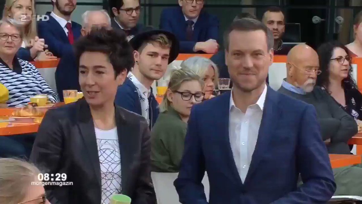 „Wollen wir reden oder nicht?“
Verdammt cool und souverän, wie @dunjahayali auf die Frau reagierte, die sich ins @morgenmagazin drängelte, um gegen eine „Lügenpresse“ zu schimpfen. 🙌
