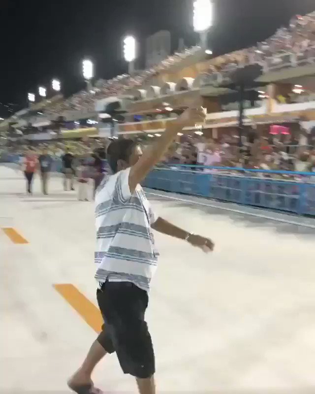 eu chegando no rolê que falei que não ia