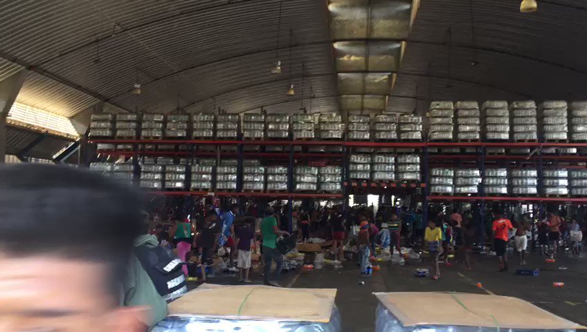 #13Mar Ciudadanos saquearon a una de las cuatro sedes de Empresas Polar de #Maracaibo. Efectivos de la Guardia Nacional se encontraban en el sitio y no realizaron ninguna acción para controlarlo. #TVVNoticias #TVVenezuela