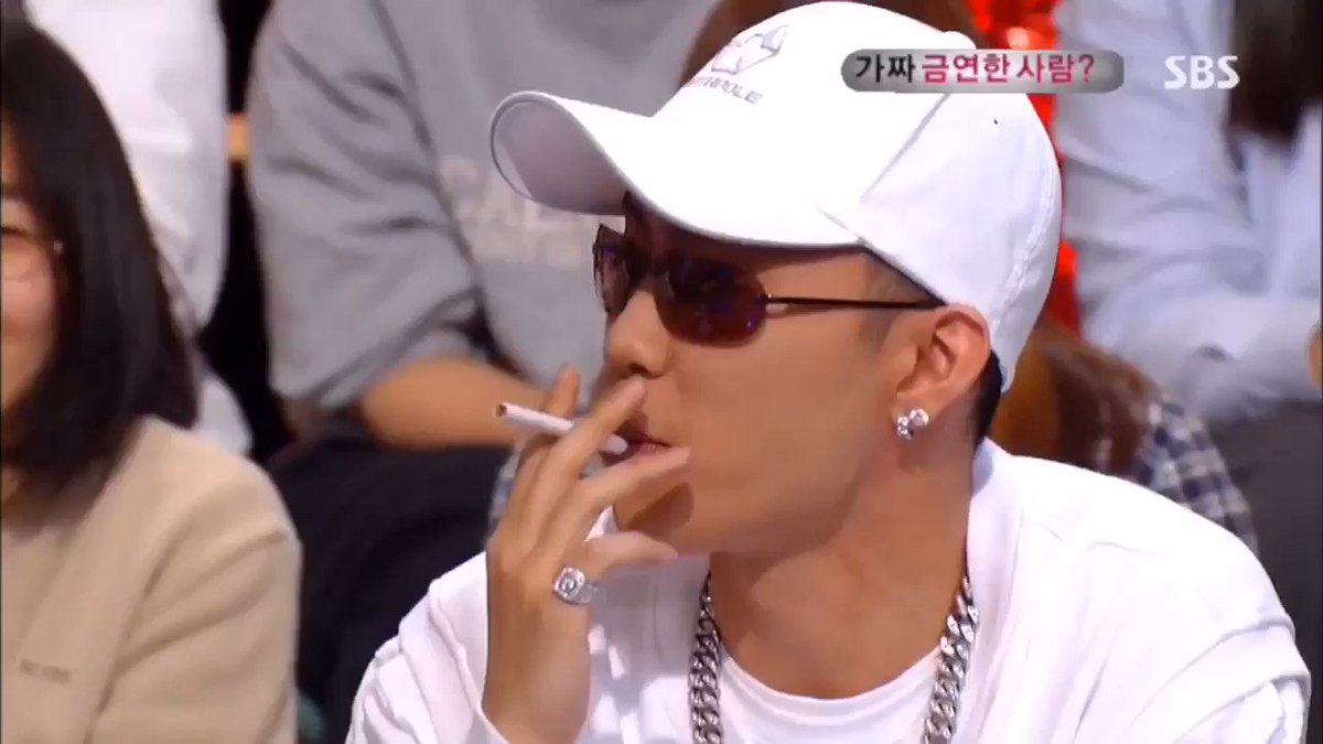 Eun Jiwon demonstrating how to smoke #Sechskies #EunJiwon #은지원 #젝스키스 #1KYNE