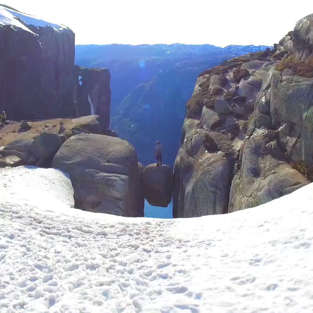 Ты с высоты красоты. Скала Троллтунга (Норвегия). Камень между двух скал Норвегия.