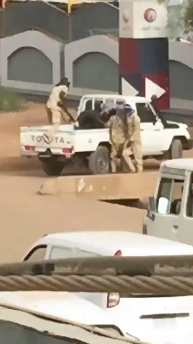 اعرفوا طلبة الجامعات بتموت كيف على ايدين الامنجية
#موكب14مارس