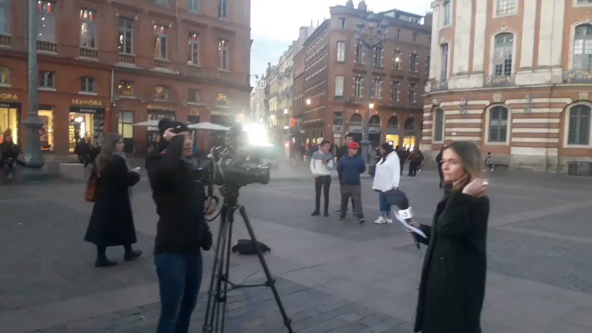Voilà comment des journalistes construisent un sujet, une image. #FoulardsRouges #Toulouse
Tout simplement scandaleux. Approuvrez vous ces méthodes @France3tv ?