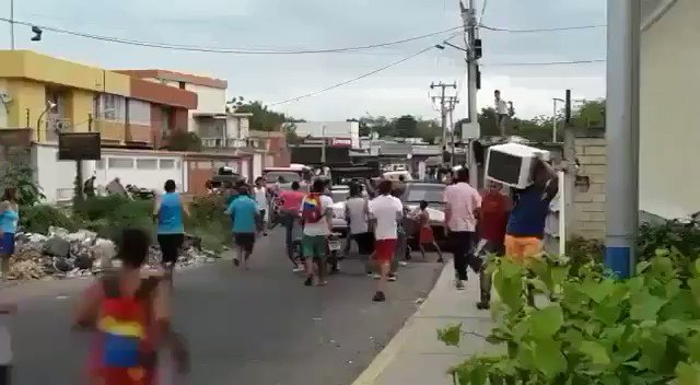 В Венесуэле, тем временем, экспроприация в полном разгаре. Люди грабят магазины, торговые центры, дома. За неимением продуктов, тащат вещи и электроприборы (хотя в стране нет электричества). Процесс бесконтрольный. Правоохранительная система не работает. Социализм победил!