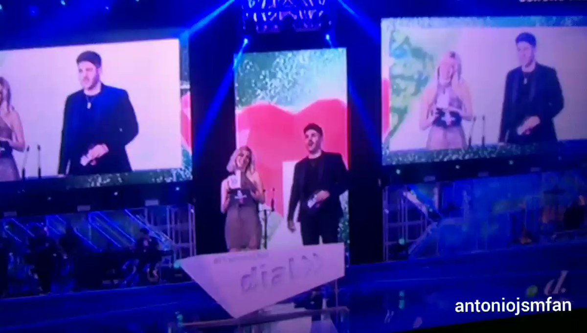 . @nerearoficial y @AntonioJSMazuec entregan el premio dial al grupo @MoratBanda #PremiosDial #premiosdialendivinity #PremiosDialAntonioJosé #PremiosDialNerea