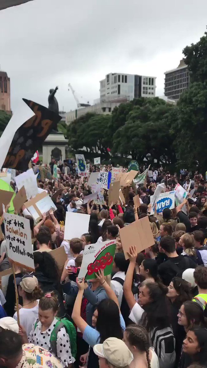 @schoolstrike4c1 is outside Parliament, such an epic number of young people here today taking a stand for their future #Climatestrike #Fridays4Future