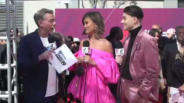 Congrats @agnezmo 🏆❤️
Make sure to watch our #iHeartAwards2019 on @FOXTV at 8/7c to see more of Agnez glowing!!!!