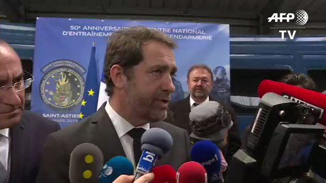 😂😂😂 Encore bourré, @CCastaner ne sait plus combien de jours il y a dans une semaine!
Écoutez-bien :
#Être ministre de l'intérieur, c'est l'être 7 jours sur... 4 (!), 24h sur 24!"
