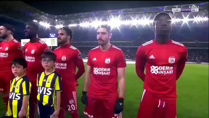 Super Liga Turki antara tuan rumah Fenerbah Gema 'Takbir الله أكبر' Bergemuruh di Pertandingan Liga Turki Mengenang Para Syuhada Masjid New Zealand
