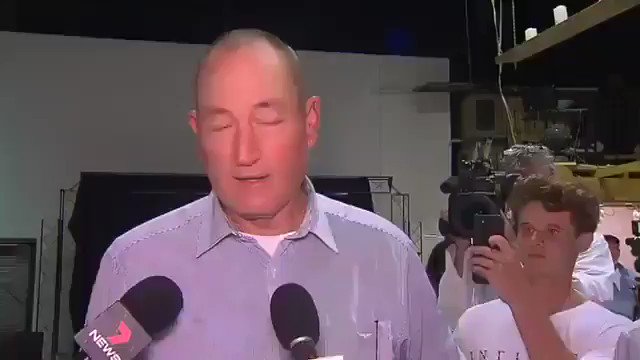 Yeni Zelanda’da 49 müslümanın şehit edildiği terör saldırısı sonrası çıkıp “Saldırı müslümanları suçsuz yapmaz” diyen Avustralyalı Senatör Fraser Anning’e bir çocuk hak ettiği muameleyi göstermiş..