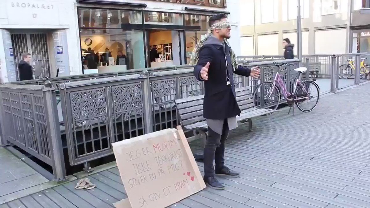 His sign says
"Hi, I'm Muslim...I'm not a Terrorist... Do you trust me? If yes, hug me."
RETWEET IF YOU WOULD HUG HIM ❤️😭