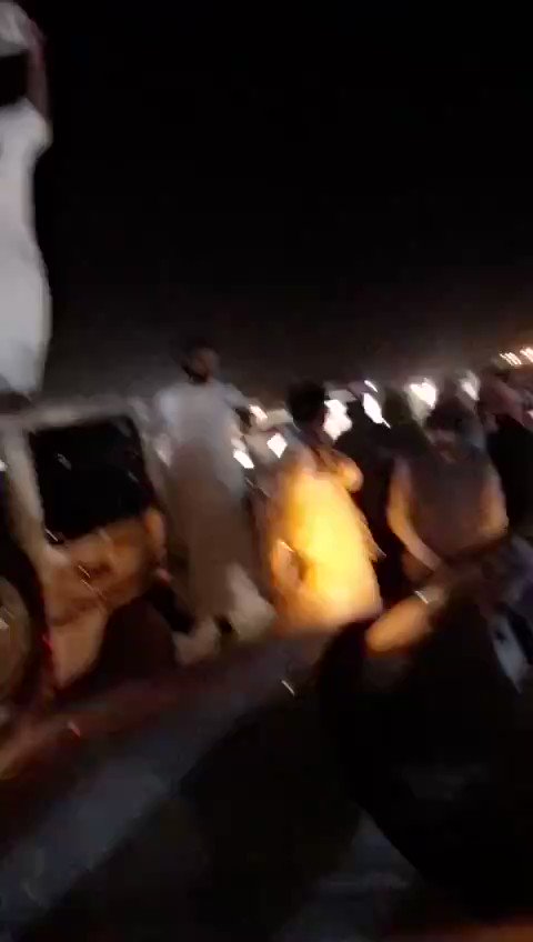 جماهير مزاين الابل يستعرضون بالخمور وامام عسكري !!
لاحول ولاقوة الا بالله ..