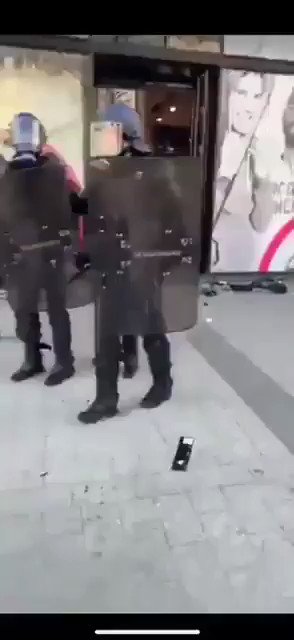 Le journaliste @RemyBuisine surprend un CRS en train de piller une boutique en mettant plusieurs maillots de foot dans son sac, il est violemment matraqué par l'un de ses collègues.
