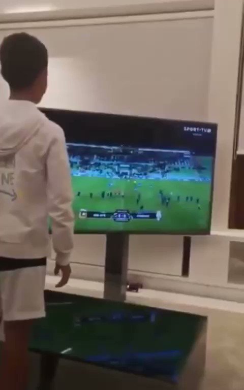 No one:
Literally no one:
Cristiano Ronaldo: