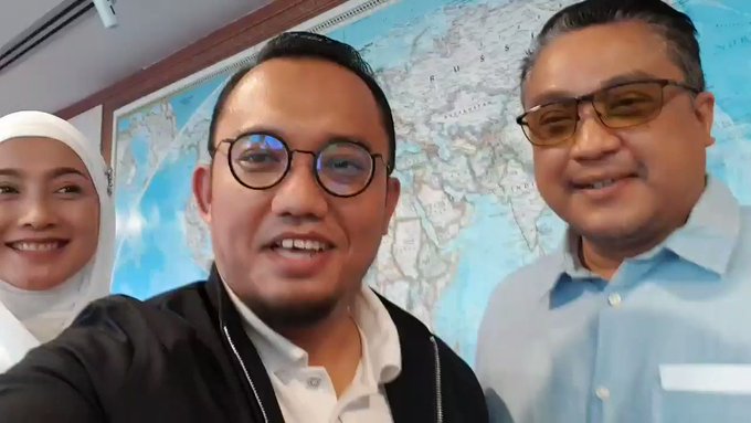  April jangan lupa pilih pemimpin yang cerdas Salam 02 Desy Ratnasari Untuk Milenials, Emak-emak, dan Masyarakat Indonesia